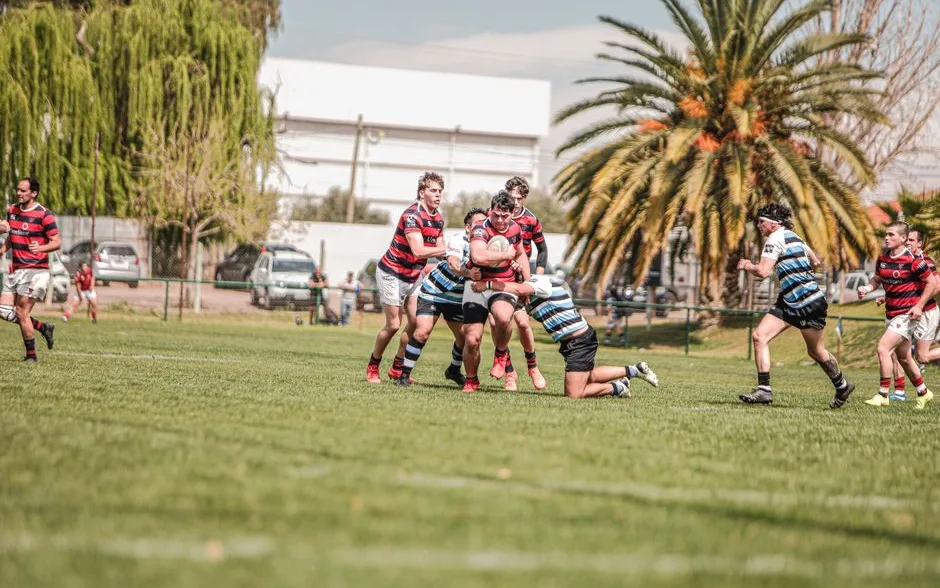 Plaquage et lutte pour le ballon au sol pendant un match de rugby