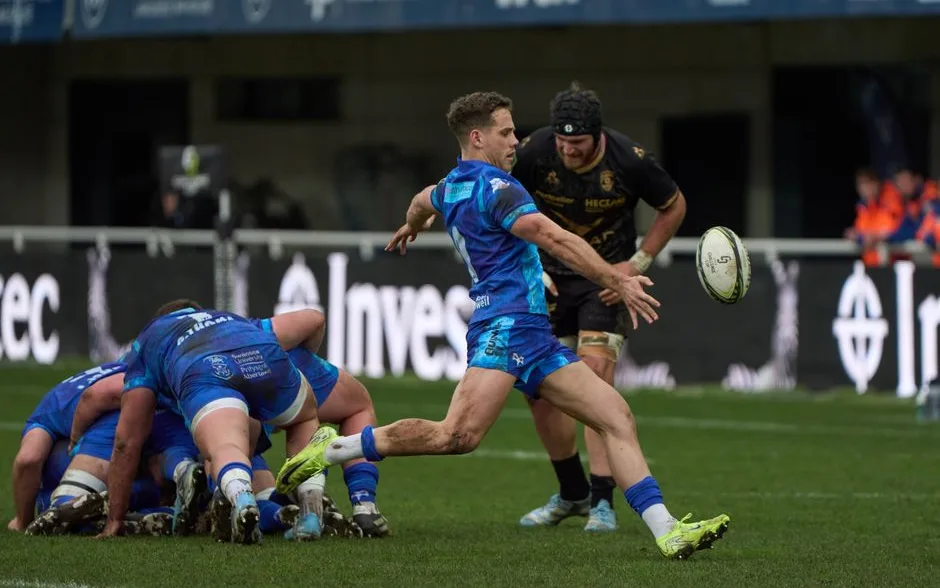 Action de jeu lors d’un match de rugby professionnel de club en France