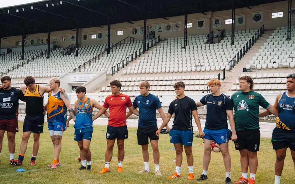 Joueurs de rugby alignés au bord du terrain avant l’échauffement